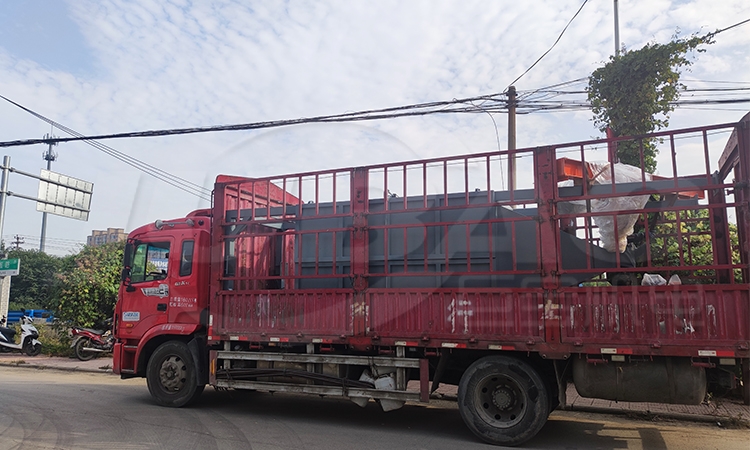 1臺(tái)噸包卸料機(jī)上車發(fā)貨