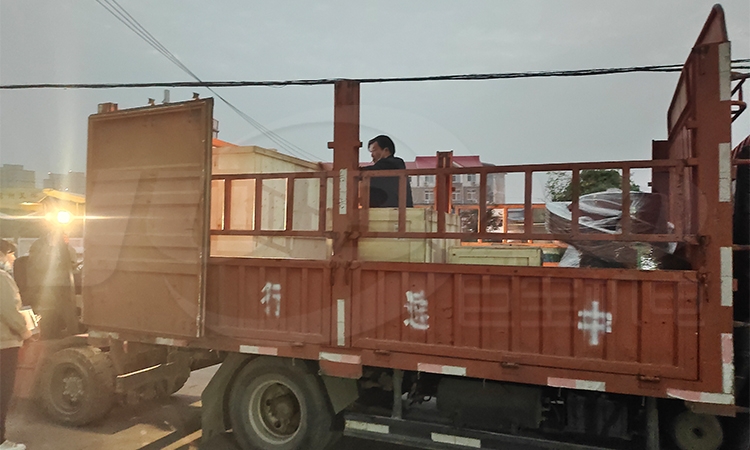 合肥市客戶訂購(gòu)一臺(tái)混合式真空上料機(jī)