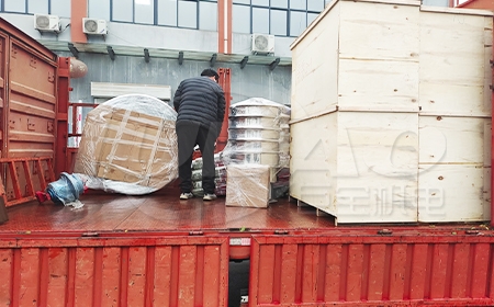 青島客戶訂購(gòu)的真空上料機(jī)、旋振篩已上車(chē)，準(zhǔn)備發(fā)貨